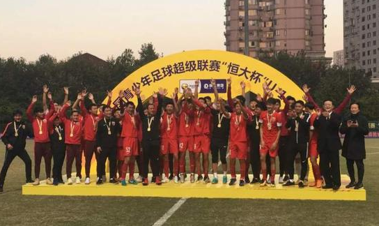  门兴格拉德巴赫青年队斩获全国冠军，三名小将升入一线队  